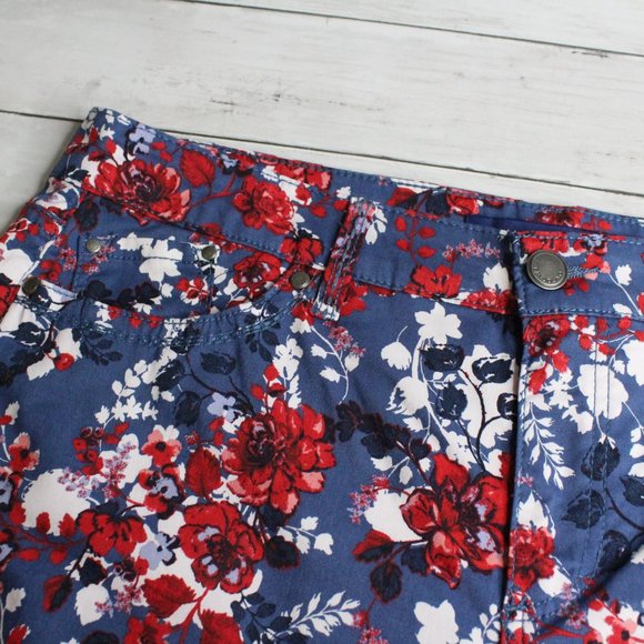 Bandolino Women's Floral Denim Shorts Size 12 Amy Short Blue Red White - Picture 4 of 6